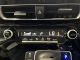 【オートエアコン】一度お好みの温度に設定すれば、車内の温度を検知し風量や温度を自動で調整。暑い&hellip;寒い&hellip;と何度もスイッチ操作をする必要はありません。快適な車内空間には必須の機能ですね♪