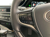 運転中、オーディオの操作をしてて、ハッとしたことはありませんか?ステアリングスイッチは、運転中でもハンドルでオーディオの操作が可能です。安全なドライブをサポートします。