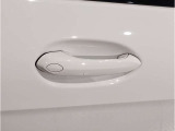 【デザインとの融合】BMWデザイナーが創り出したボディデザインを損なう事のない様に配置とデザインに拘っています。ドアノブについてもBMWの拘りに妥協はありません。
