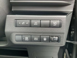 ハンドル右奥には各種設定スイッチがあります。運転者がスッと手を伸ばせば操作できので便利です。