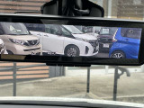 後方をカメラで映しだす機能が付いたスマートルームミラー!ルームミラーの下のレバーを変えるだけで、後席に大きな荷物が乗っていても、後方をカメラを確認できる便利機能!。