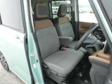 乗り込みやすく、視界の高い運転席です。前席にはシートヒーターが付いています。
