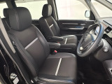 座面も厚みがあり背もたれも高く、広い足元にゆったり座れるシートです。運転席と助手席の間が空いている為、助手席側への移動がスムーズです。交通量の多い道でも助手席側から乗り降りができます。