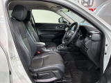 程よい硬さとホールド性が高くロングドライブも疲れにくいシートです。
