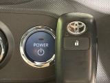 【キーフリーシステム】カバンやポケットに入れたままでもドアの施錠・解錠が可能なスマートキーを装備。エンジンのオン・オフ時もカギを取り出す必要が無いからとっても便利です♪