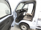 【清掃済みの運転席】よく手が触れるステアリングやシート回りは綺麗に拭き上げました。年式相応の使用感はございますが、快適にお過ごしいただけます。