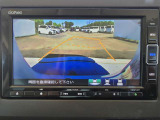 駐車時の安全確認をサポートするバックカメラも使用できます。インターナビで様々な情報を得ることもできます。