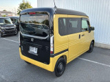 コンビネーションランプを高い位置に配置、後続車に見やすいデザインで安全にも配慮。