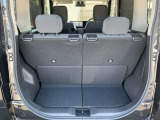 バックドアは大きく開きます。定員乗車時でも十分広いラゲッジスペースを確保しています。