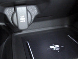置くだけでワイヤレス充電可能です。12V電源ソケットも設置しております。周辺機器の充電にご利用頂けます。