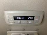 ルーフ中央にエアコン操作パネルがついていますので、2列目・3列目にお乗りの方も快適に過ごせます。