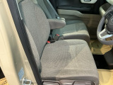 運転席は、大きな座面と包み込むような背もたれがドライバーの身体全体をしっかり支えます。上質なシート素材と座り心地のよいクッションを採用し、長時間の運転やコーナーの多い道も快適です。