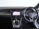 洗練されたデザインのインパネが、車内空間に上質な印象を演出。操作系がすっきりとまとめられ、運転中も視線移動が少なく快適です。
