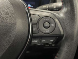 ステアリングスイッチ付きで、運転中に視線を前に向けたまま操作できます。