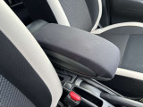 アームレストがついてます。長い距離を運転しても疲れにくいですよ!