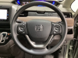ハンドルにHondaセンシング系のクルーズコントロールやレーンキープアシストなどのスイッチと、オーディオの操作スイッチが装備されています。ハンドルから手を離さず安全に操作できます。