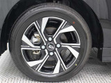 14インチアルミホイール(切削)が装着されています。タイヤサイズ155/65R14