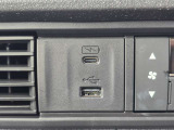 オーディオ再生やスマートフォンの充電に便利なUSBジャックを装備しています。