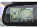 ルームミラーの左側に全周囲カメラの映像が映りますので、狭い場所での運転を安全にサポートします。
