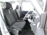 高いホールド性で運転姿勢が安定します。長距離ドライブでも疲れにくいのが魅力です。快適なドライビングライフをお送りください♪