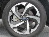 スバル純正18インチアルミホイール。 タイヤサイズは225/55R18。納車時に弊社指定の新品タイヤ4本に交換いたします。