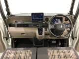 車内は光触媒抗菌消臭施工済です。スタイリッシュなデザインで暖かみのあるインパネ周りを演出します。グローブボックスやカップホルダーのほかにトレーなどたくさんの収納スペースが装備されています。