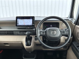水平基調でスッキリとしたフロントビュー。広く見渡せて運転に安心をもたらします