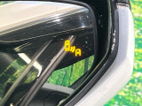 【ブラインドスポットモニター】走行中、ドアミラーの死角になりやすい箇所に後続車が接近するとサイドミラーのレンズに警告を表示!ドライバーに注意喚起をしてくれます。
