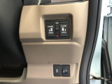 【両側電動スライドドア】リモコンや運転席のスイッチ操作のほか、ドアハンドルを少し引くだけでリアドアが自動開閉します♪