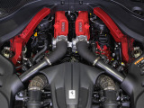 3.9L V8ツインターボエンジンをフロントミッドシップに搭載し、620cvのゆとりあるパワーと滑らかな加速を提供します。