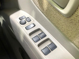 【電動格納ミラー】サイドミラーは電動格納式となっており、狭い駐車場でもキズがつくリスクを抑えられます。