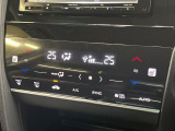 【オートエアコン】一度お好みの温度に設定すれば、車内の温度を検知し風量や温度を自動で調整。暑い&hellip;寒い&hellip;と何度もスイッチ操作をする必要はありません。快適な車内空間には必須の機能ですね♪