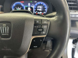 前方の車との車間を設定し、スピードを上げたり緩めたりを自動で行ってくれる追尾式の「レーダークルーズ」。上級装備の一つです!高級車にしかつかない嬉しい機能です。