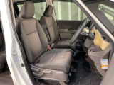 乗降がしやすい運転席。高さが調節できて小柄な方でも運転しやすいポジションをとることができます。