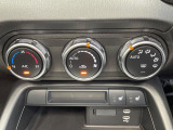 【オートエアコン】一度お好みの温度に設定すれば、車内の温度を検知し風量や温度を自動で調整。暑い&hellip;寒い&hellip;と何度もスイッチ操作をする必要はありません。快適な車内空間には必須の機能ですね♪