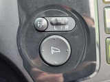 ミラーの角度調整と格納操作を手元でスムーズに行えるスイッチです。駐車時などに重宝します。