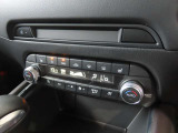 【フルオートエアコン】運転席と助手席の温度調整がそれぞれ出来るフルオートエアコン装備です。これなら暑がりなご主人、寒がりな奥様が同乗されても問題ないですね。