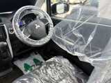 運転席はこちらです。プライベートな車内なのでリラックスできる空間を。
