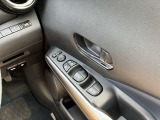 運転席側のドア部。こちらのスイッチでドアミラーの角度調整やパワーウィンドーの操作になります。