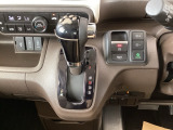 シフトはインパネシフト、パーキングブレーキは電子制御なので運転席と助手席の間はすっきりしています。