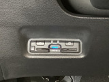 ハンドルの左下にETCがついています。高速道路の料金所の通過も楽々です。カードの取り出しもしやすい場所についています。