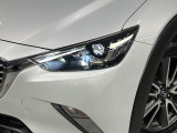 【LEDヘッドライト】悪天候や夜間走行時も良好な視界を確保し安心して運転できる高輝度LEDヘッドライトを装備!点灯速度が早く、消費電力も抑えられています。