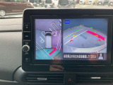 空から見下ろしているような視点で周囲を確認できるアラウンドビューモニター。駐車時にとても便利です。