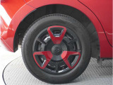 【ホイールキャップ】車に良く似合う純正ホイールキャップが装備されています。各種社外アルミホイールや、スタッドレスタイヤも取扱いしております。是非ご相談ください。