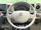 インテリアに合わせたデザインのステアリングは、運転される方のことも考え、運転しやすい形状、大きさです。是非一度、実際に触ってお確かめください。