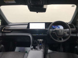 ディスプレイや操作スイッチを水平に集約、運転中の視線移動や動作を最小化できるようなレイアウトになっています。ドライバーは運転に集中でき、一緒に乗る方は心地よく移動を楽しめる空間となっています。