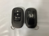 スマートキーを装備しています。鍵を差し込むことなくドアロックの開け閉めと、スタートボタン操作でのエンジンスタートができます。ボタン操作でトランクが開けられる電動テールゲートのボタンもついています。