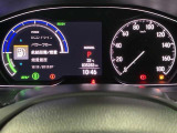 視認性に優れたメーターを採用しており、走行中でも車速や情報が分かりやすく表示されます。運転時の視線移動をむりのない範囲に抑え、快適で安心感のあるドライブをサポートします。
