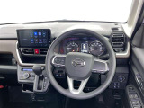 運転席まわりです。 各操作スイッチは使いやすい位置に配置されてます。