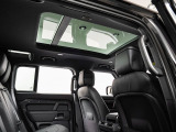 車全体を明るく、広く感じることができるパノラミックルーフを装備しております。快適な室温を保ち、プラバシーを確保できるガラスを採用。電動サンブライドも装備しております。